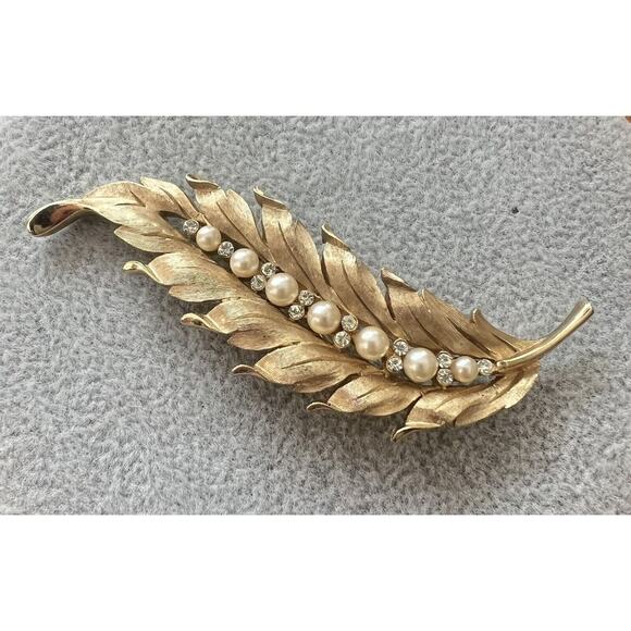 1950'S CROWN TRIFARI FAUX PEARL & CRYSTAL RHINESTONE LEAF PIN BROOCH GOLD TONE - Picture 2 of 8